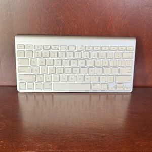Apple Wireless Keyboard in Silver and White